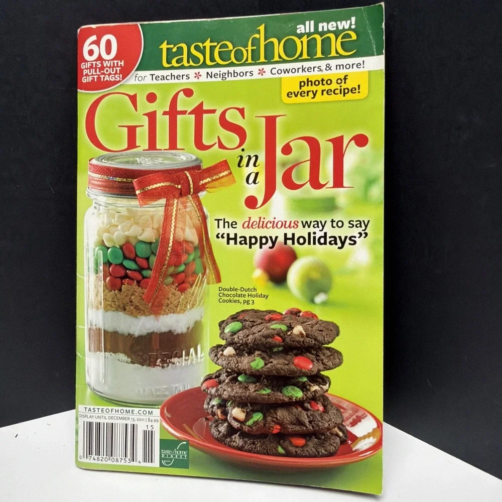 TASTE OF HOME Christmas Booklet Cookbooks With Photo Recipe Cards Lot Of 5